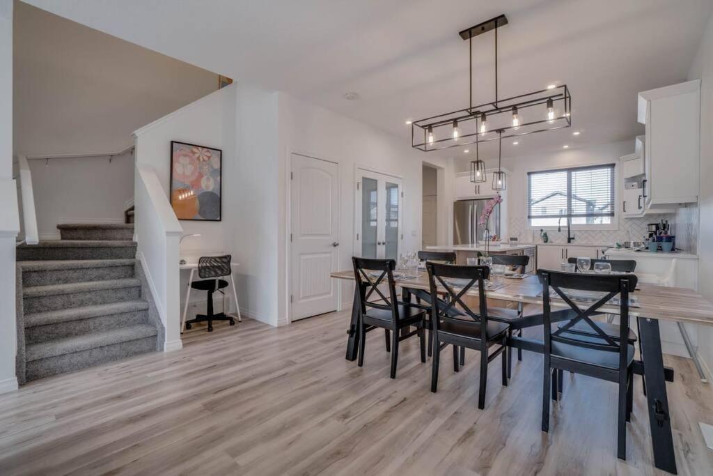 LovelyHome-Foosball-NearAirport-5 Queen Beds -Air conditioning