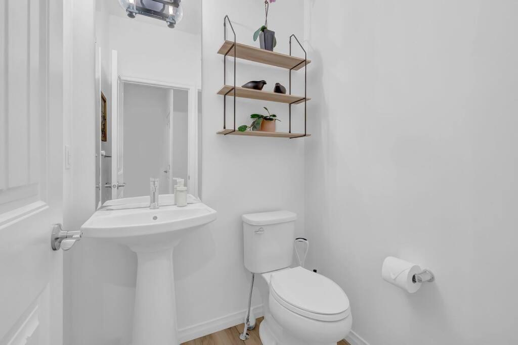 LovelyHome-Foosball-NearAirport-5 Queen Beds -Air conditioning