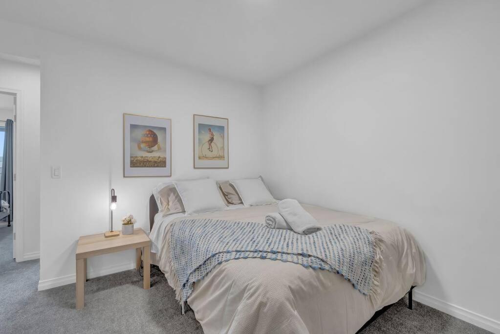 LovelyHome-Foosball-NearAirport-5 Queen Beds -Air conditioning