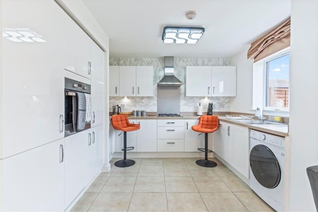 Luxury Modern House - 8 mins to NEC, Airport view 3