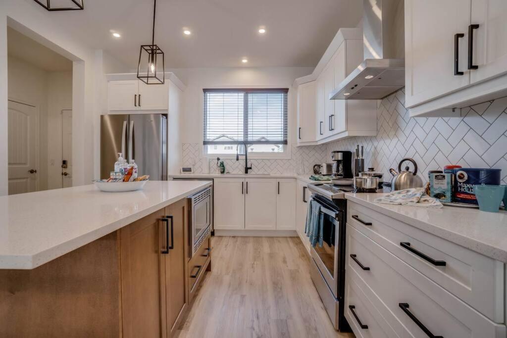 LovelyHome-Foosball-NearAirport-5 Queen Beds -Air conditioning