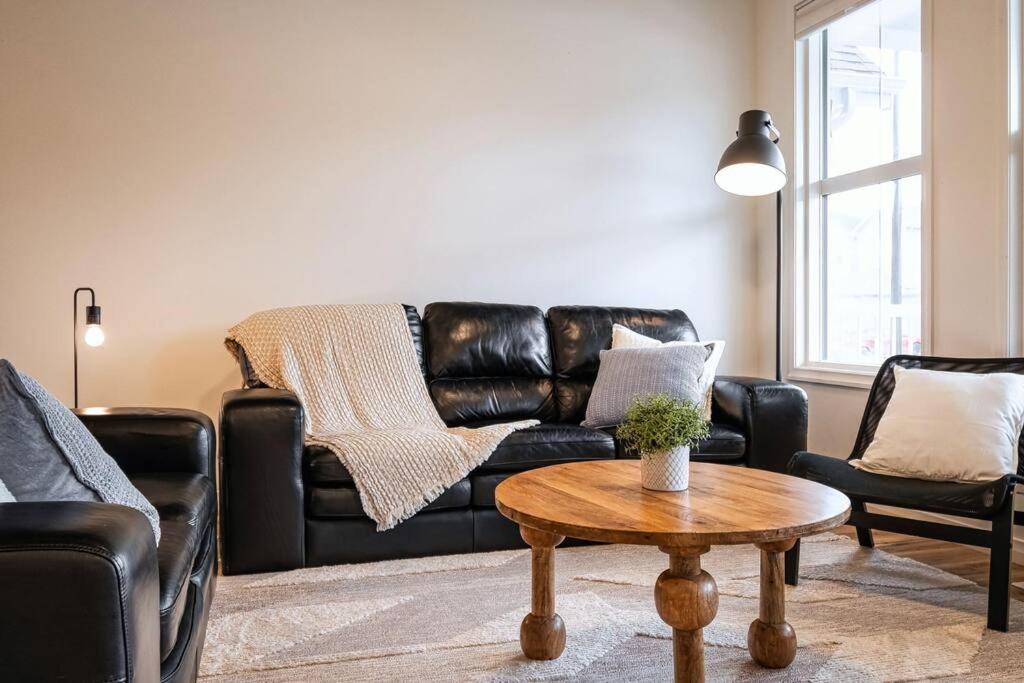 LovelyHome-Foosball-NearAirport-5 Queen Beds -Air conditioning