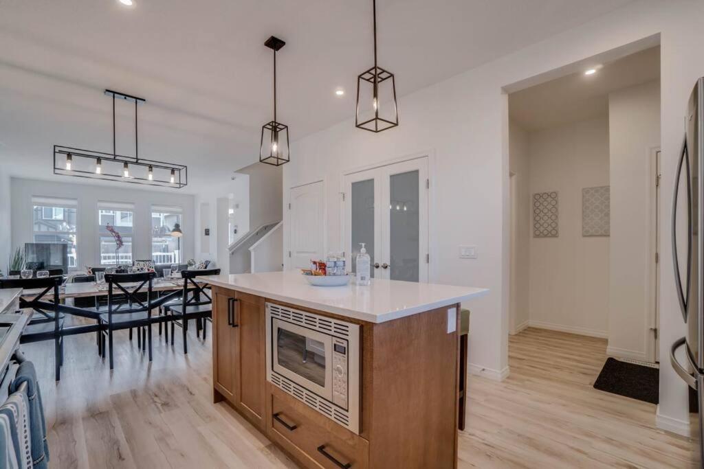 LovelyHome-Foosball-NearAirport-5 Queen Beds -Air conditioning