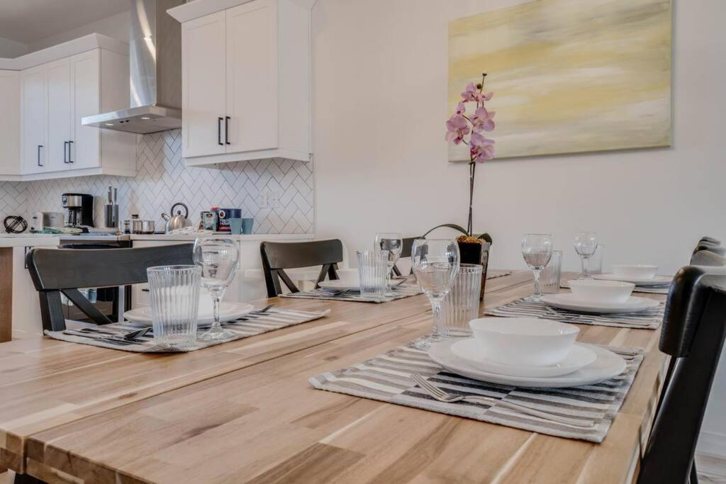 LovelyHome-Foosball-NearAirport-5 Queen Beds -Air conditioning