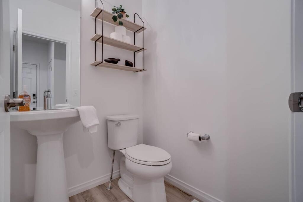 LovelyHome-Foosball-NearAirport-5 Queen Beds -Air conditioning