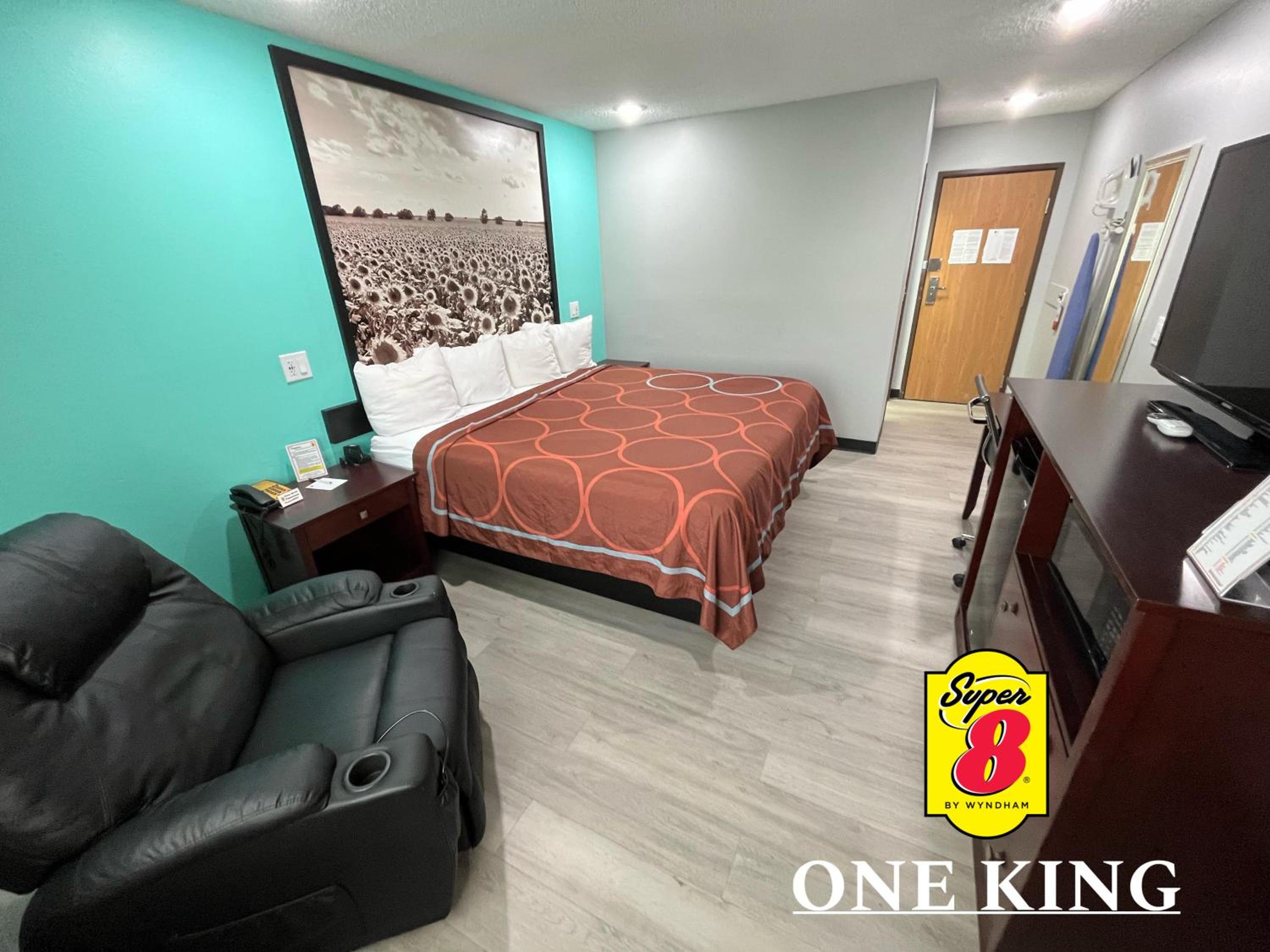 Emporia Vacations - Super 8 by Wyndham Emporia - Property Image 4