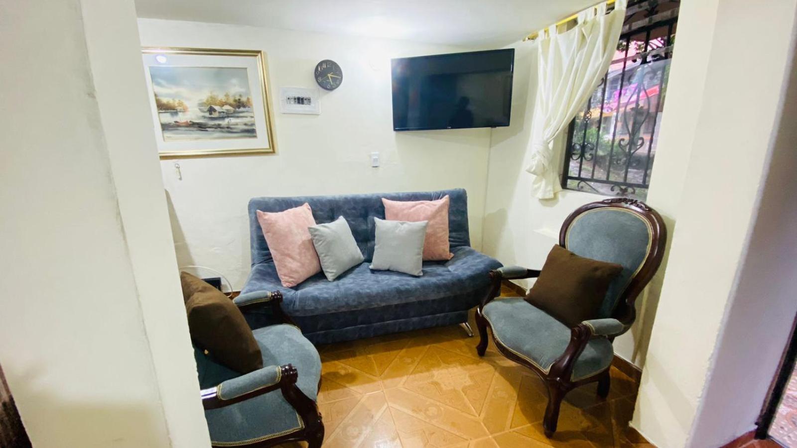Casa Confortable 2 habitaciones, pateo , parqueadero