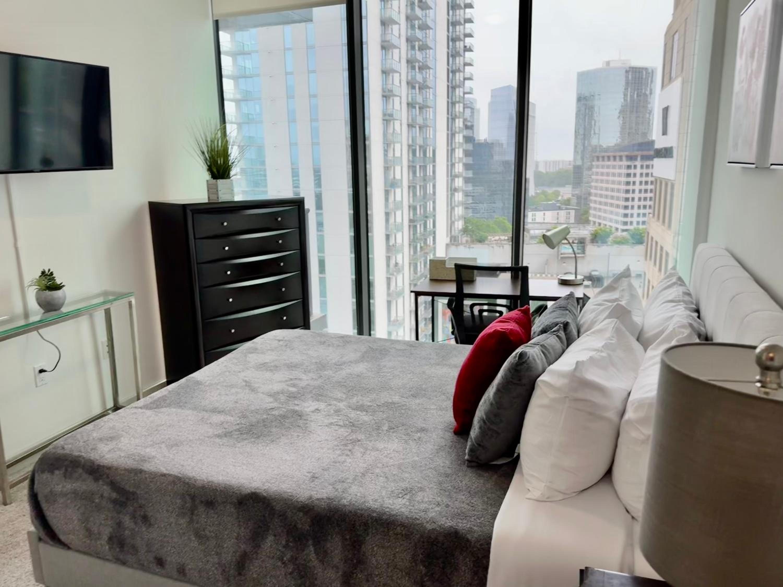 Atlanta Vacations - Ruby Getaway-Highrise, Balcony, Year-round Pool, City View! - Property Image 5