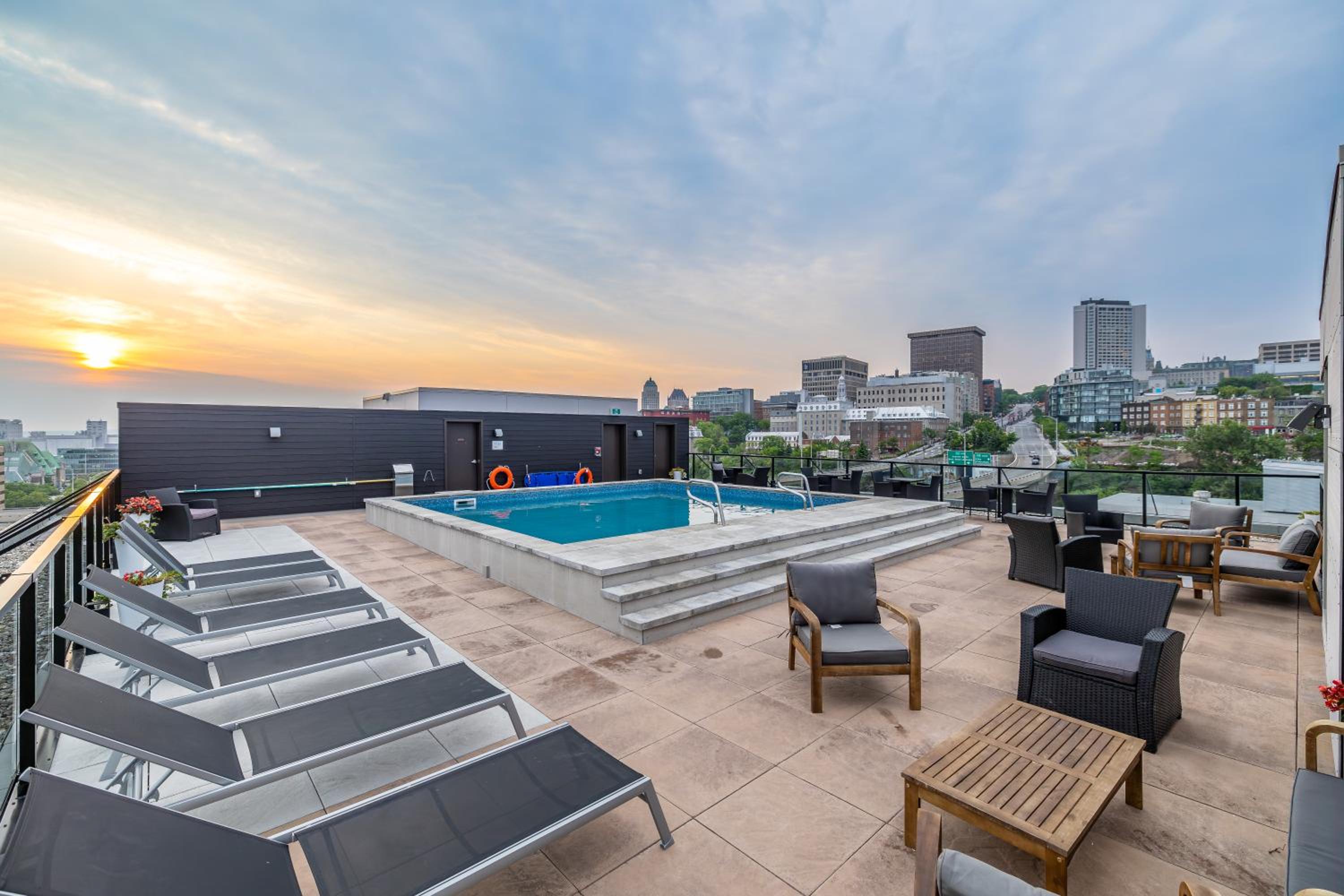 Le Bonaparte (rooftop pool + gym)