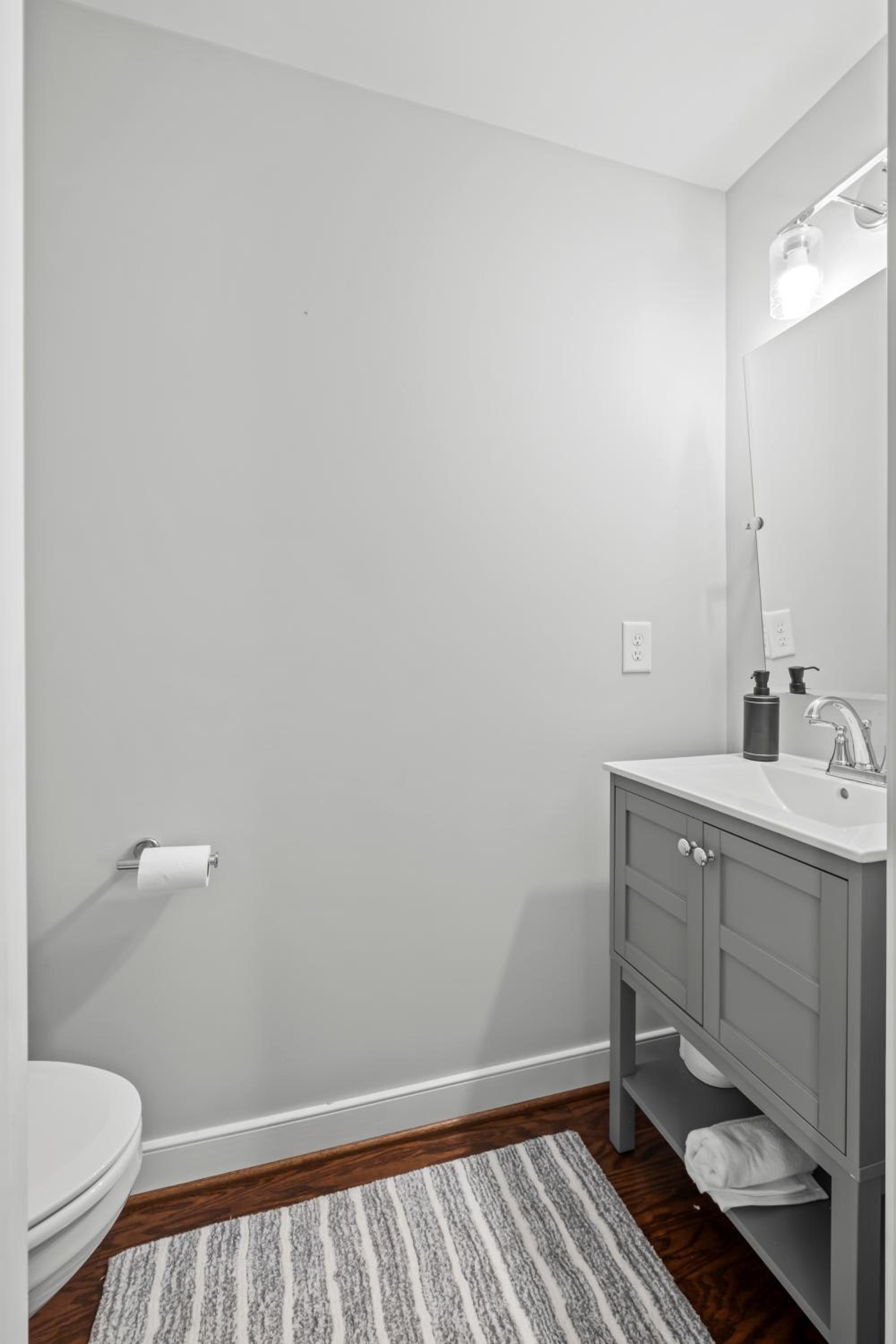 Richmond Gem, Free Parking, Quiet, Fenced,Walkable view 2