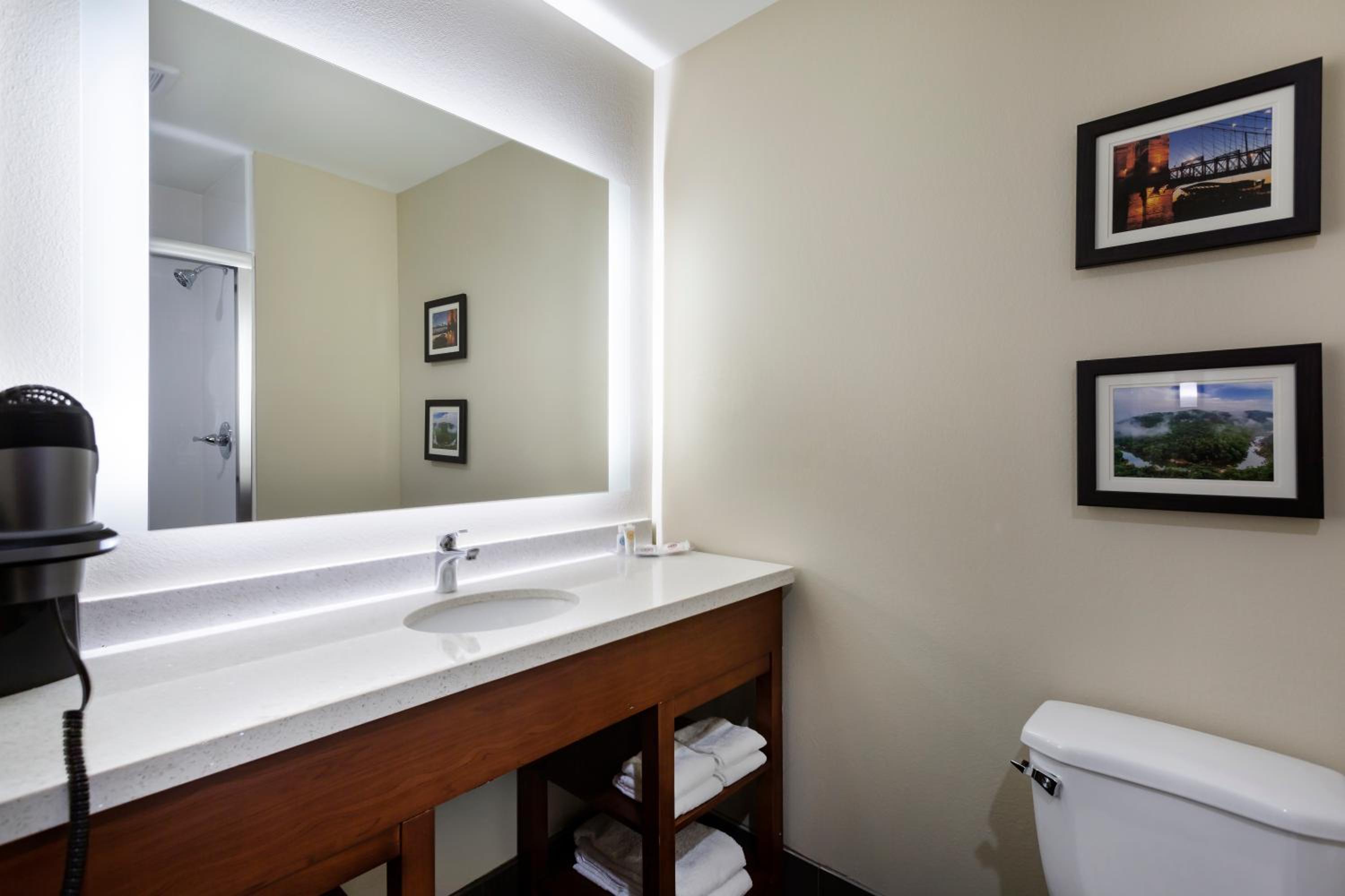 Bowling Green Vacations - Comfort Suites - Property Image 2