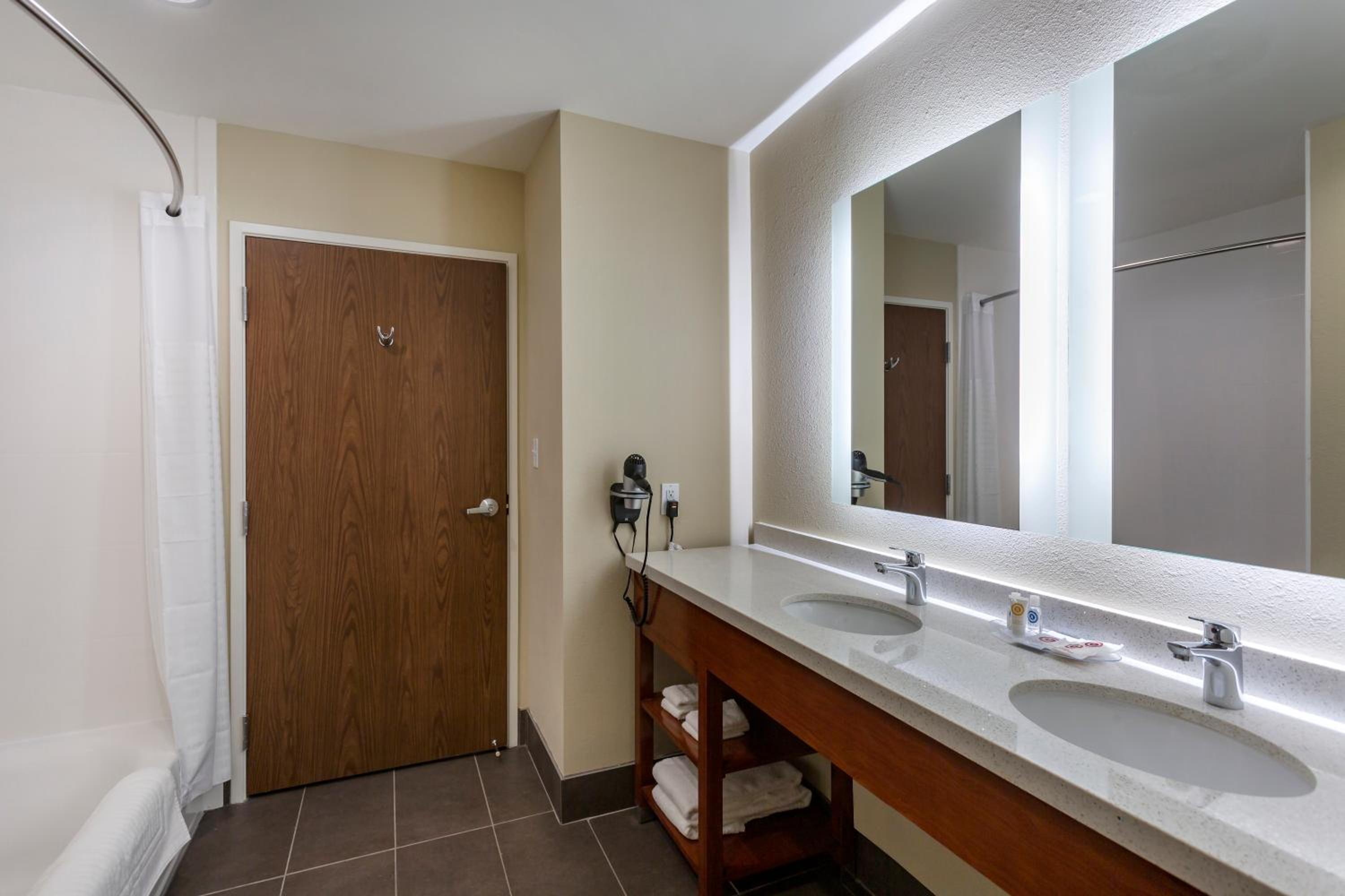 Bowling Green Vacations - Comfort Suites - Property Image 10