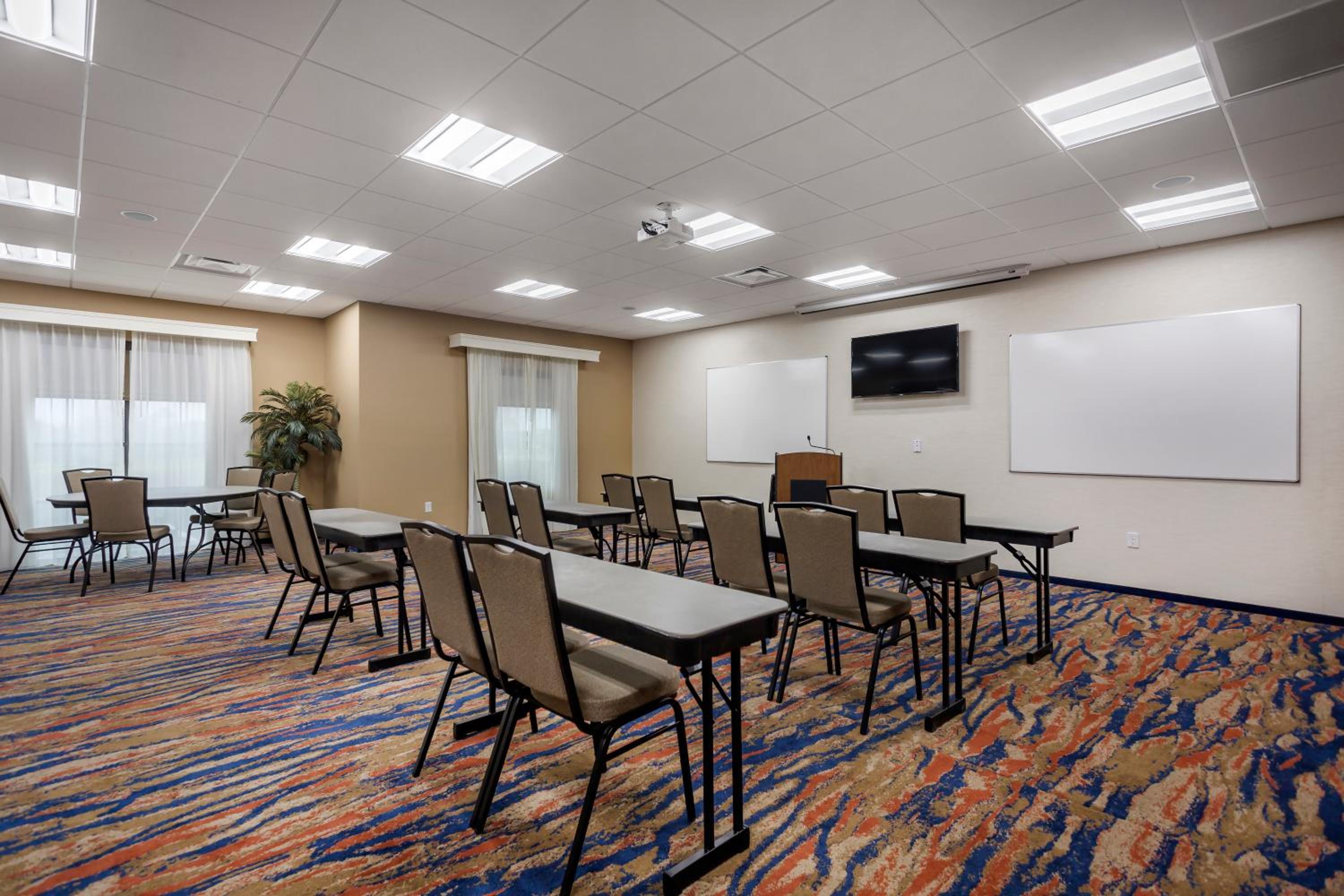 Bowling Green Vacations - Comfort Suites - Property Image 9