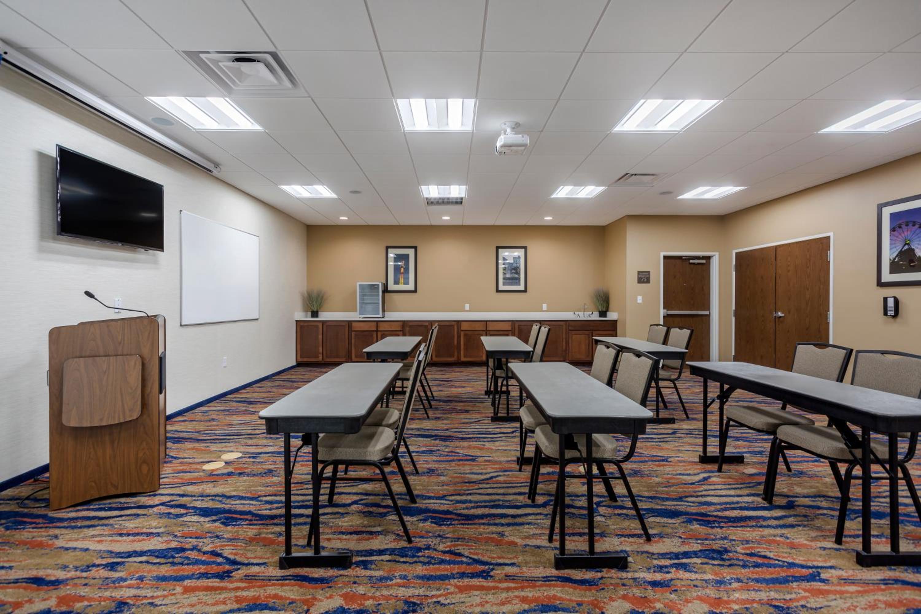 Bowling Green Vacations - Comfort Suites - Property Image 6
