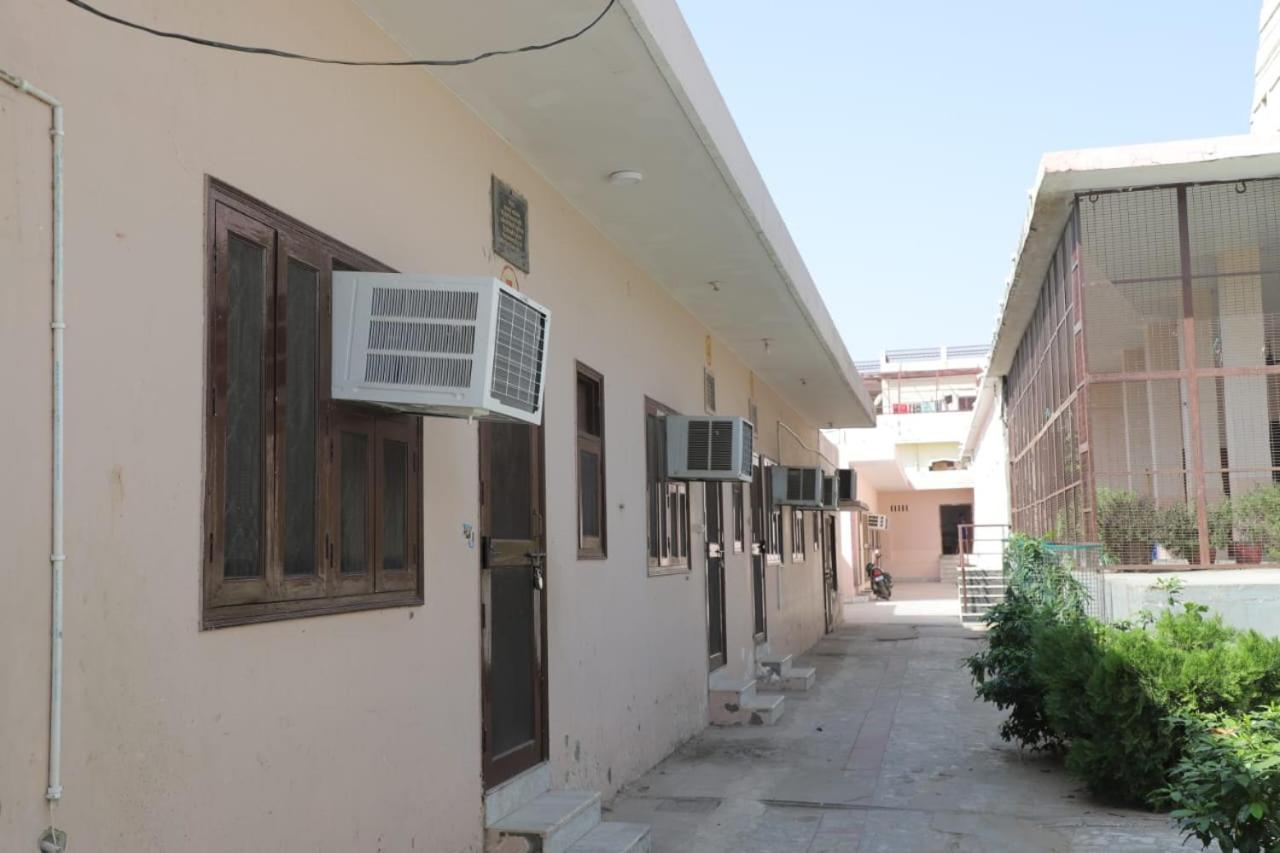Radha Madhav Ashram Vrindavan
