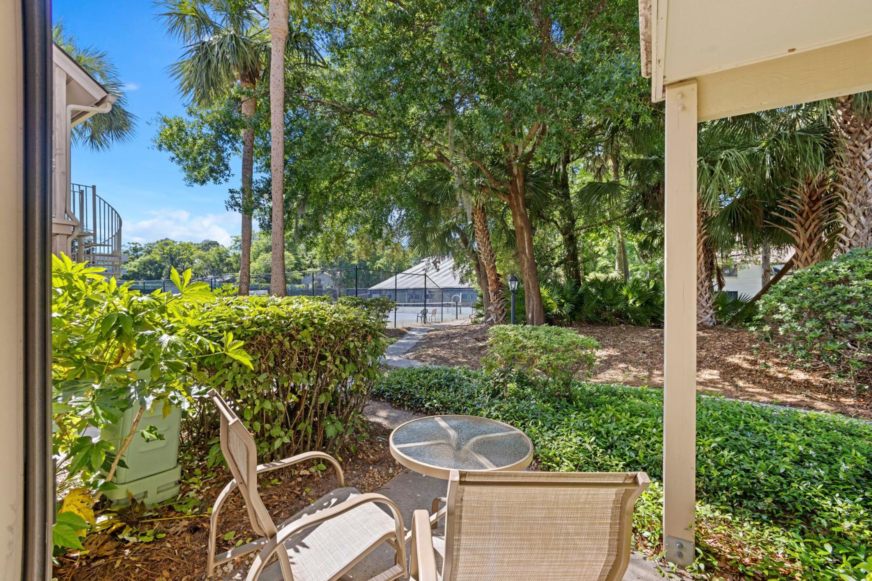 K in Master Q and T sleeper sofa sleeps 7 Bikes & Beach Gear included view 4