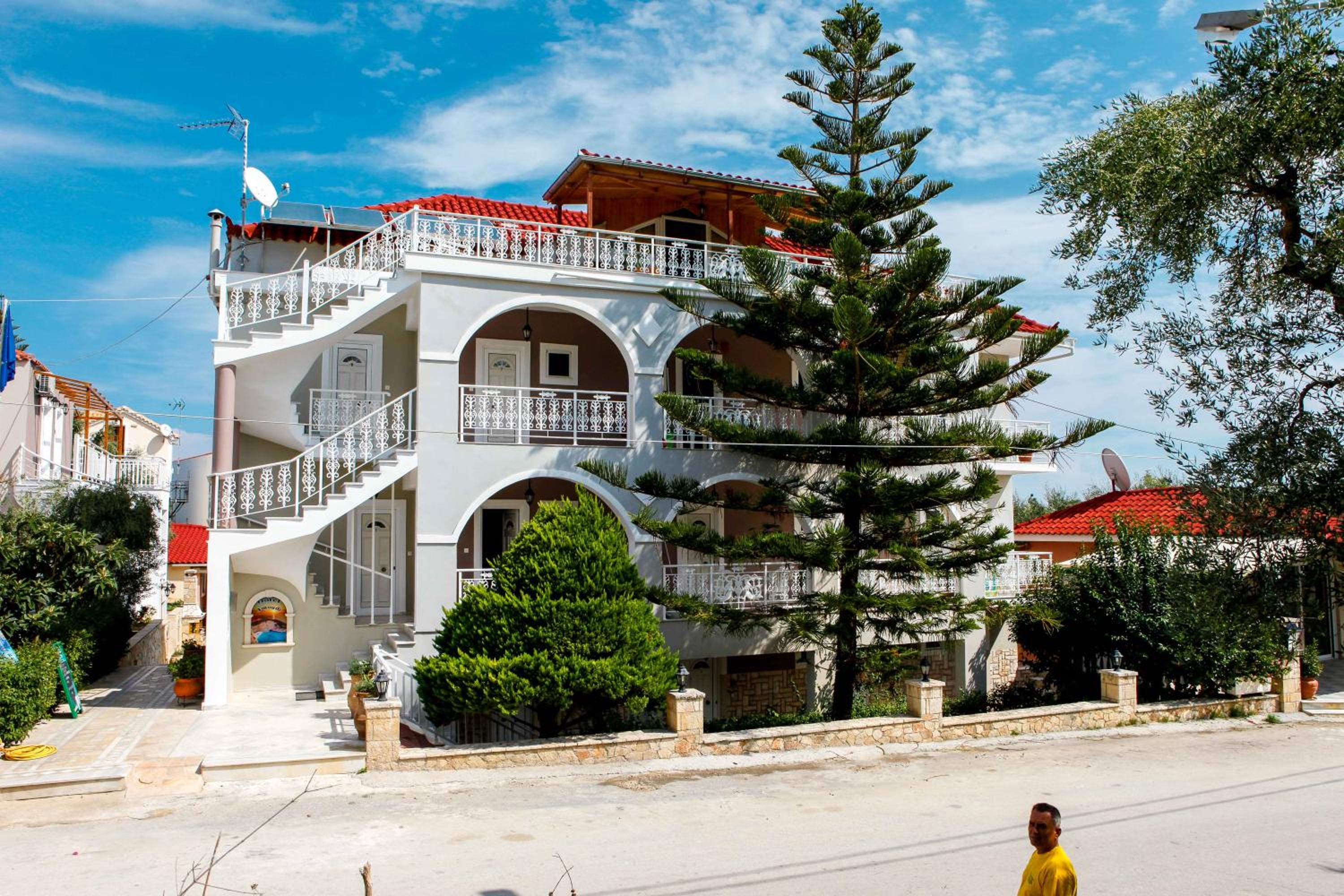 Amoudi Studios Apartments Hotel - Image 2