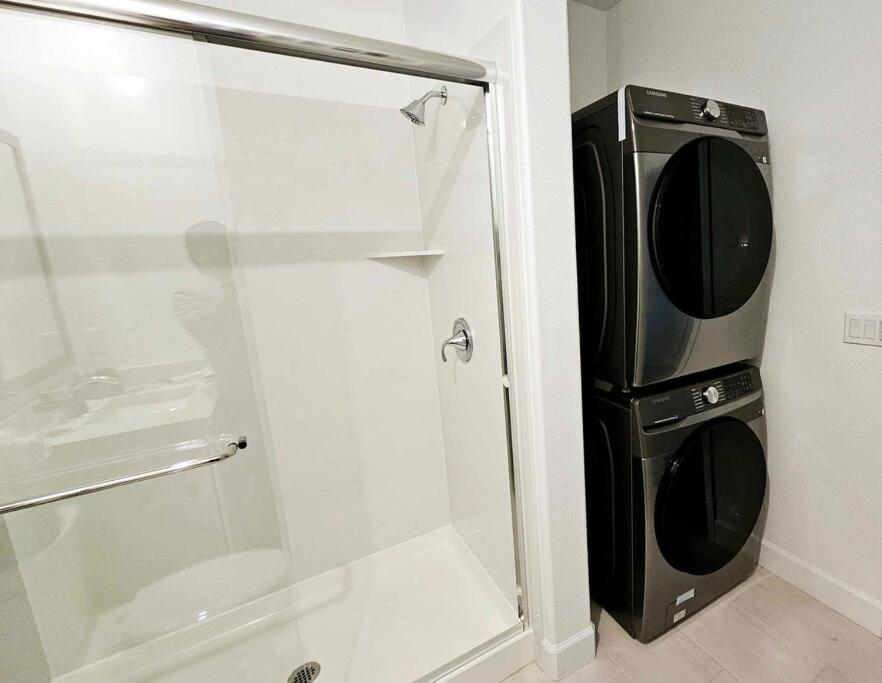 Couple's Getaway Kitchenette Washer & Private Bath view 2