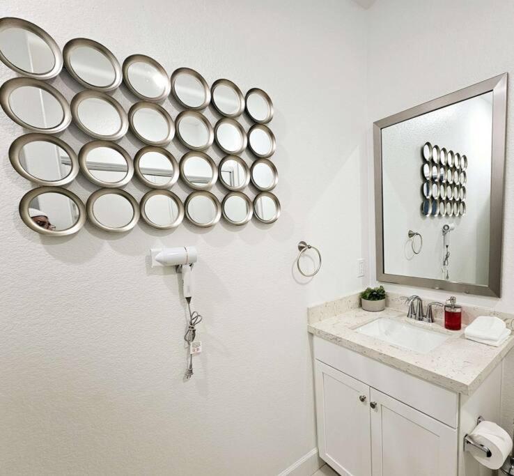 Couple's Getaway Kitchenette Washer & Private Bath view 5