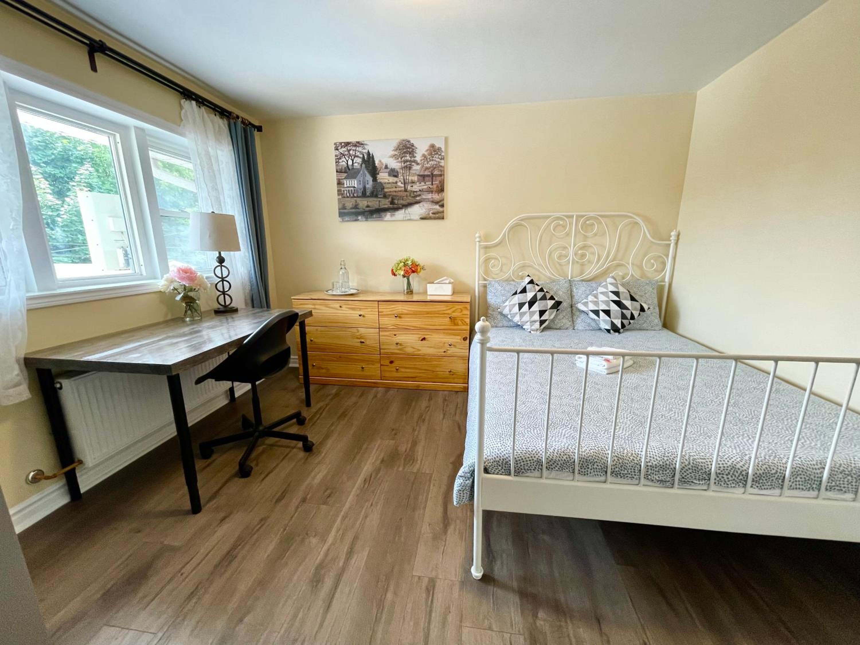 Bright&Modern Space Perfect for couple and Family Step to public transit in Toronto