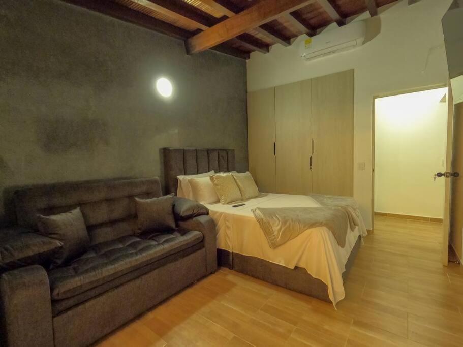 202 Romantic loft with jacuzzi