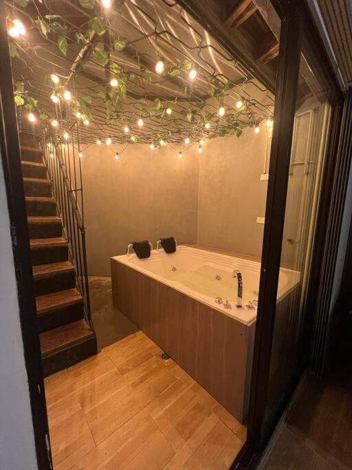 202 Romantic loft with jacuzzi