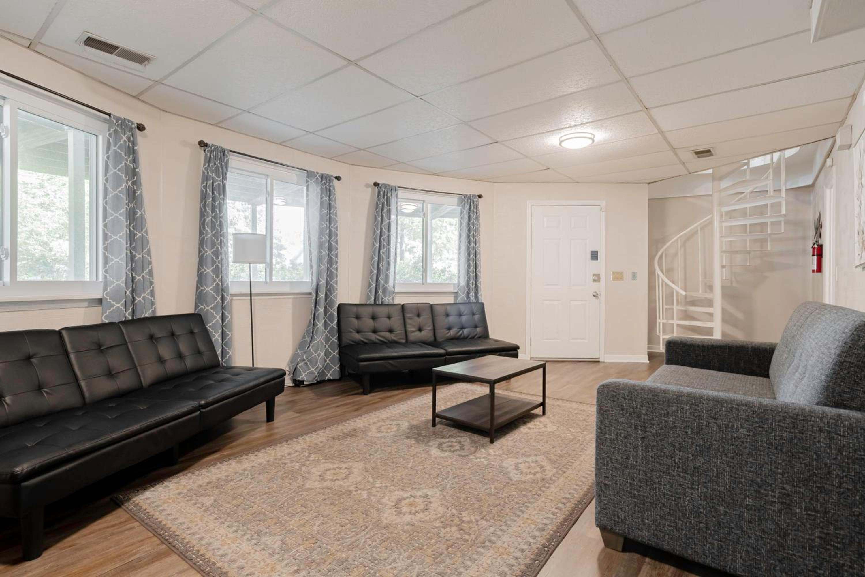 Opulent Octagonal Oasis with Spiral Stairs-Minutes to Base view 3