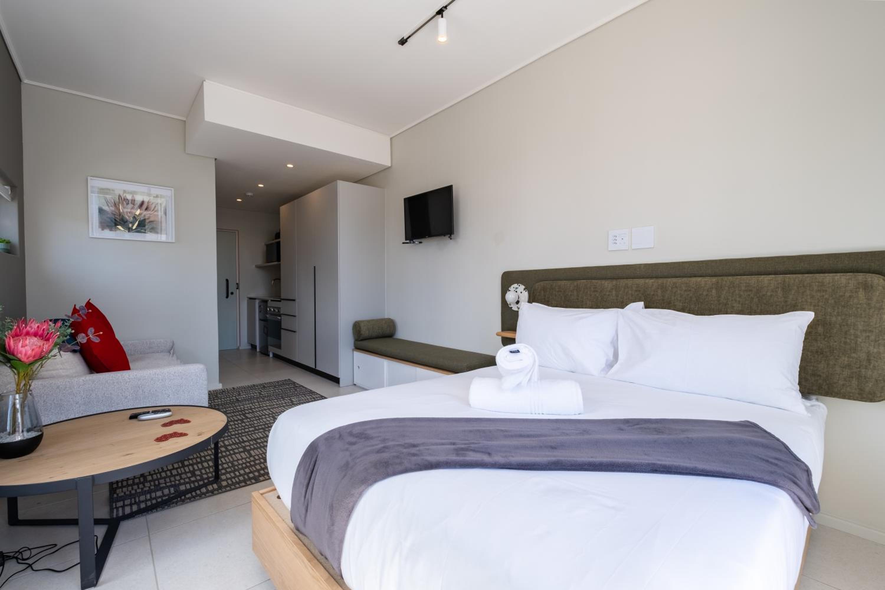 The Rose 506: Studio Apartment with Rooftop Pool