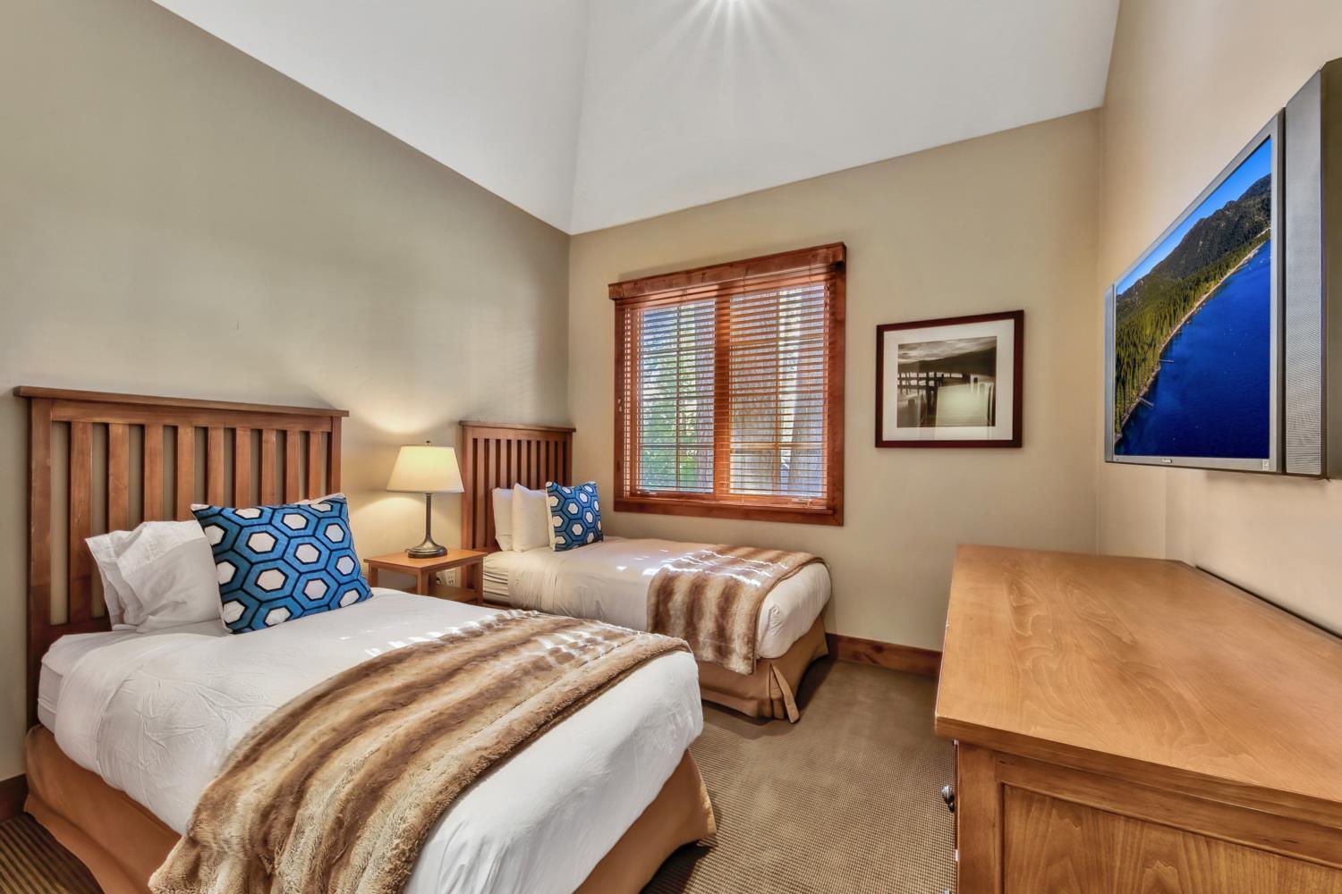 Lake Tahoe Vacations - Sierra Shores Four - Lakefront Vistas - Property Image 5