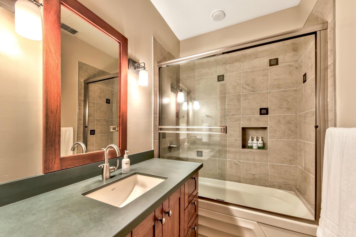 Lake Tahoe Vacations - Sierra Shores Four - Lakefront Vistas - Property Image 6
