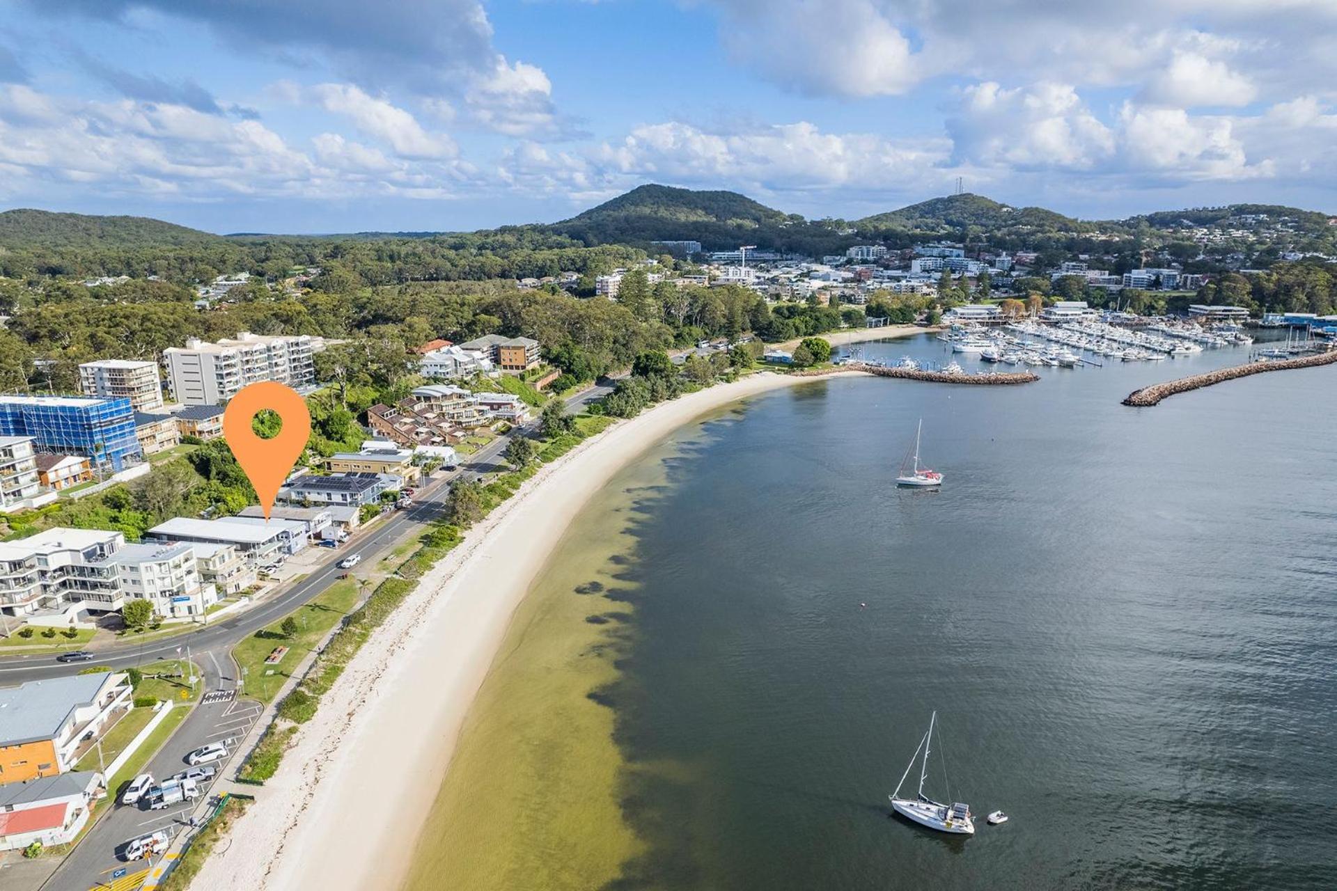 Bayside, 5,21 Victoria Parade - Unit in unbeatable location, with linen and bed making and air conditioning