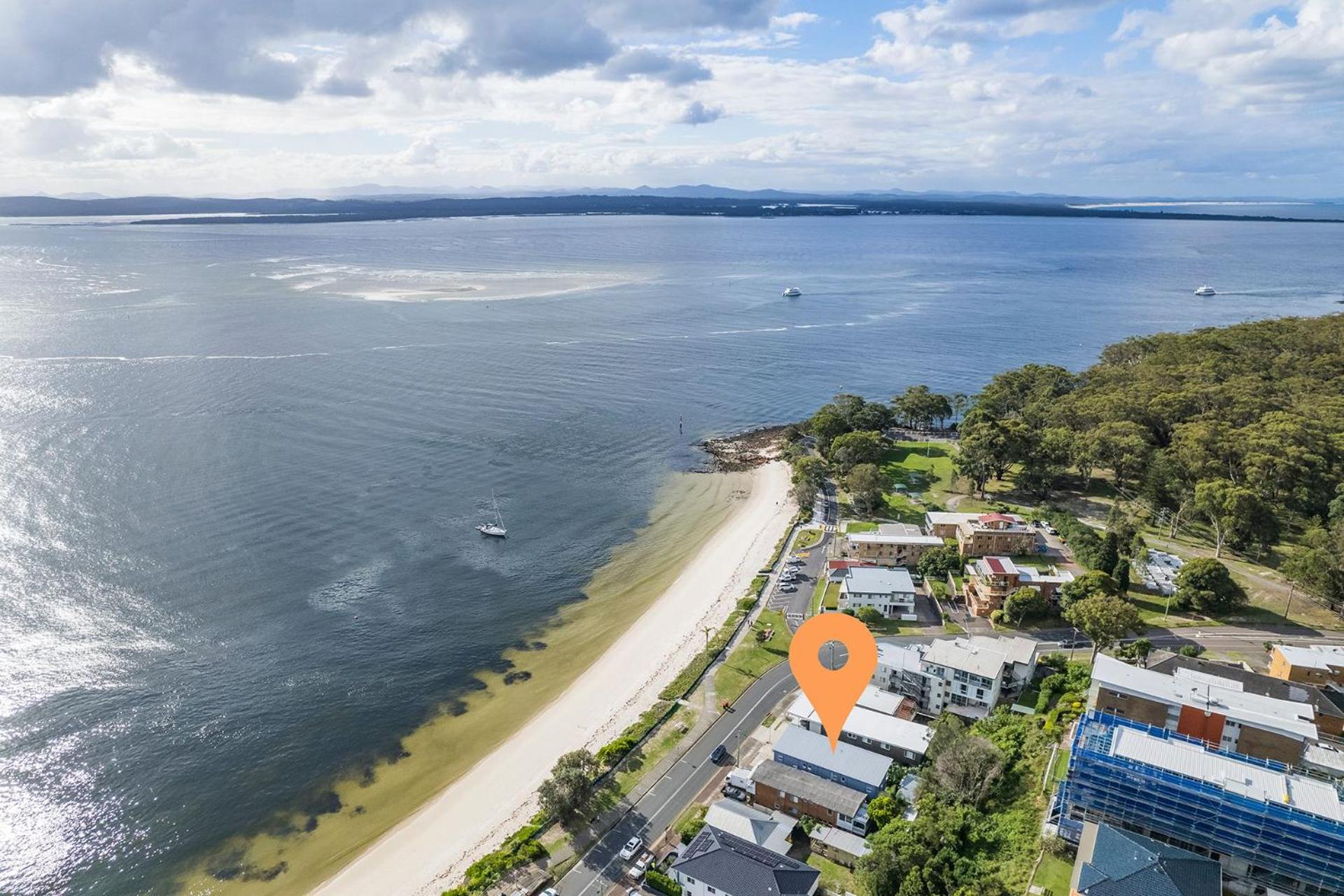 Bayside, 5,21 Victoria Parade - Unit in unbeatable location, with linen and bed making and air conditioning