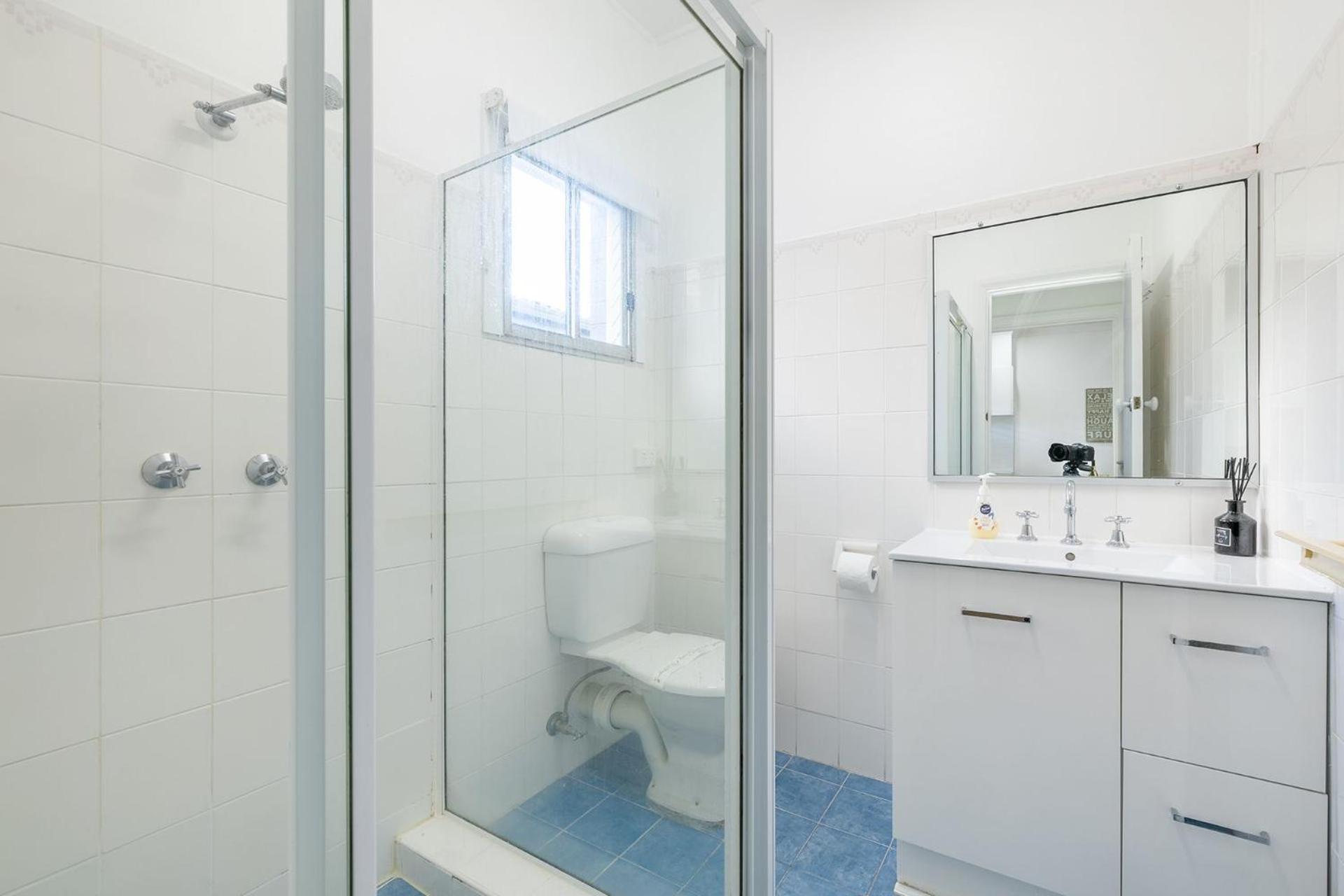 Bayside, 5,21 Victoria Parade - Unit in unbeatable location, with linen and bed making and air conditioning