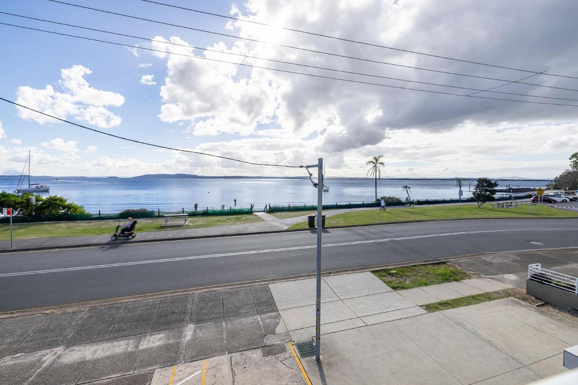 Bayside, 5,21 Victoria Parade - Unit in unbeatable location, with linen and bed making and air conditioning