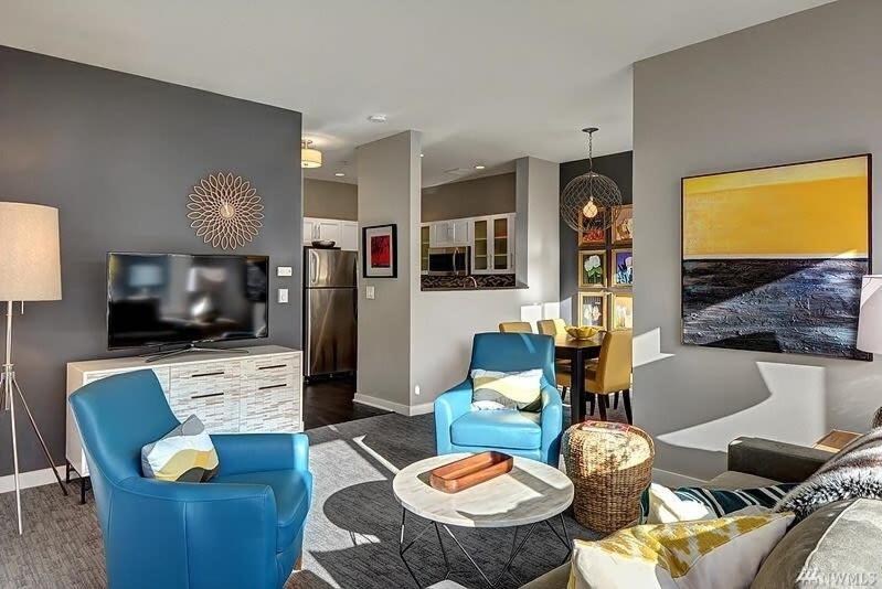 DT Designer's 2BR Condo Parking Tub Pool - 99 walk score view 2
