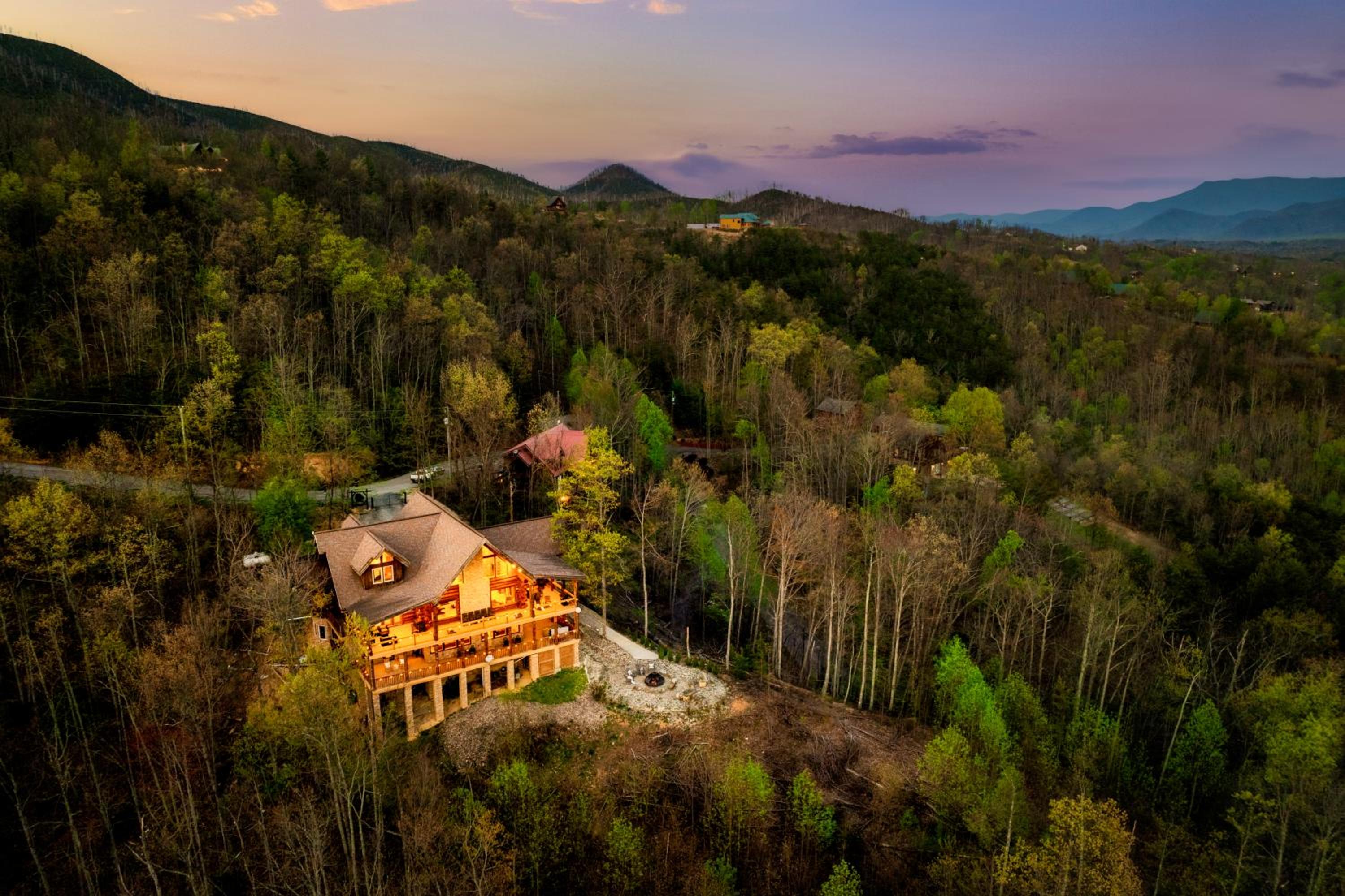 Timberwolf - Luxe 5 Star Retreat- June Deal-Game Rm-PS5-FirePit-Hot Tub view 2
