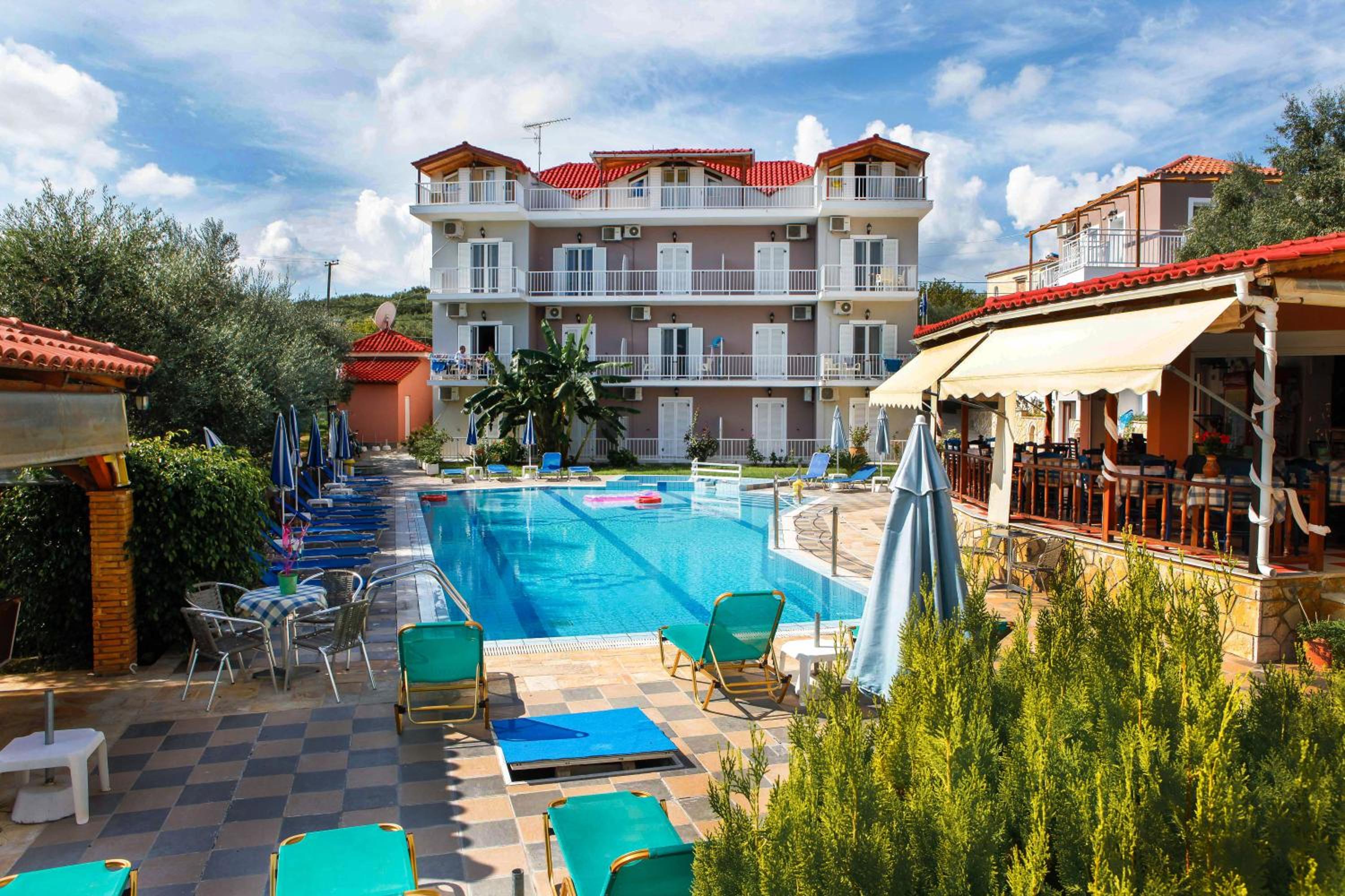 Amoudi Studios Apartments Hotel - Image 4