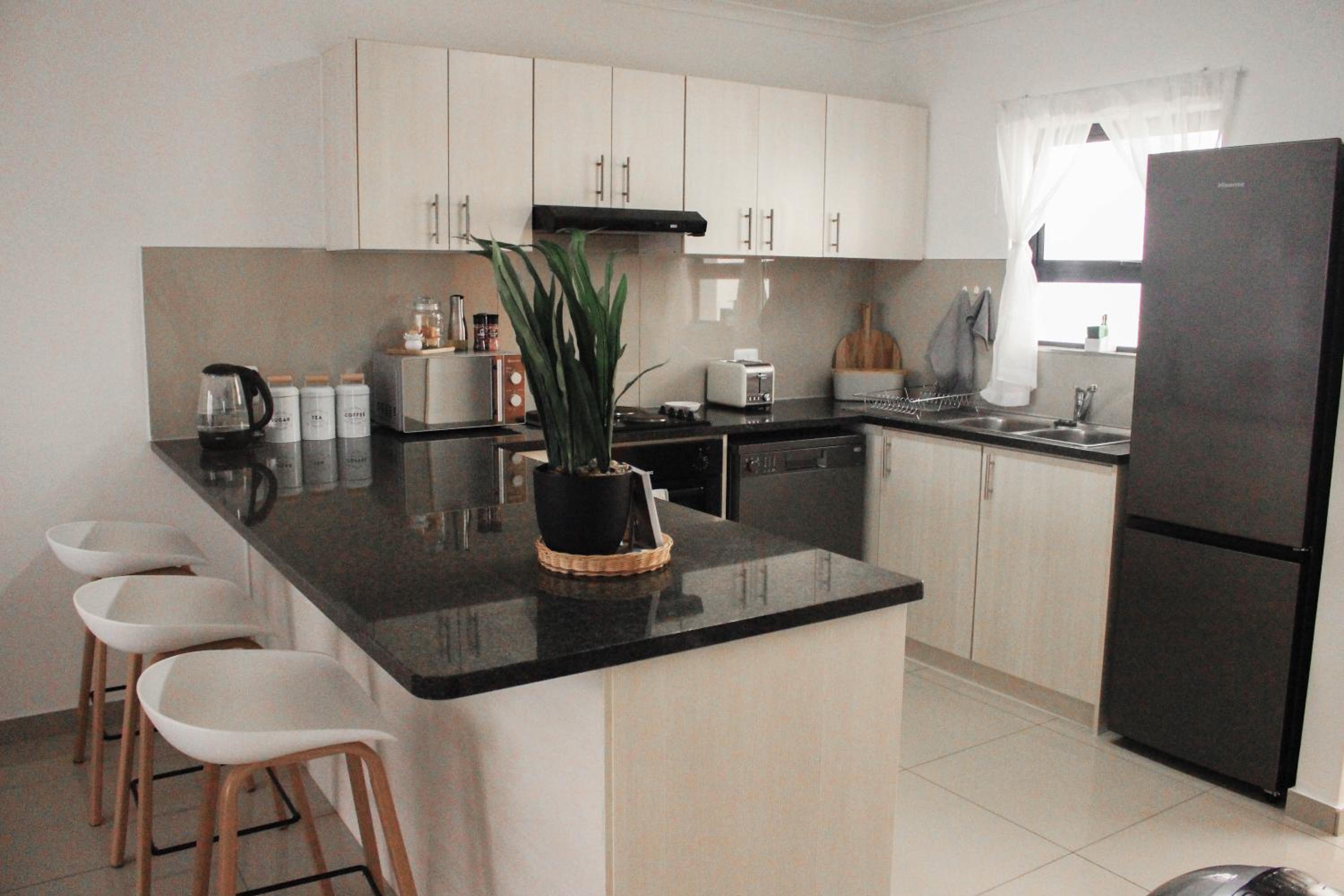 Modern 2 bedroom apartment close to shops & beach view 5