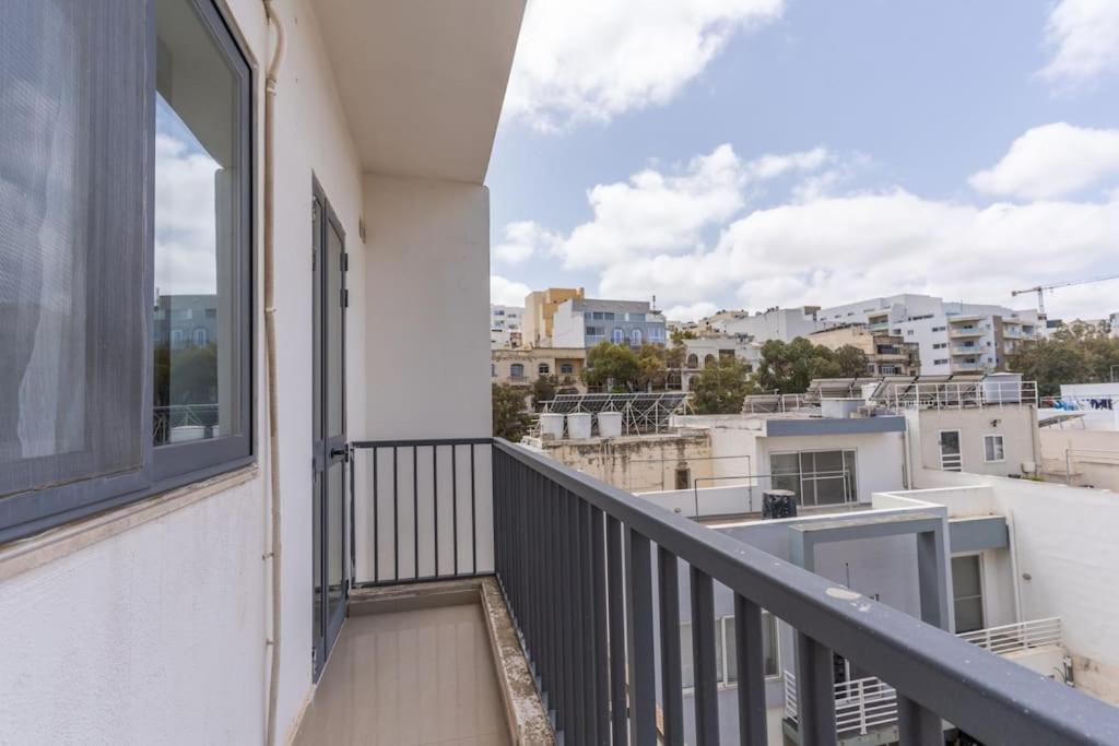 St Julians apartment-Hosted by Sweetstay photo 2
