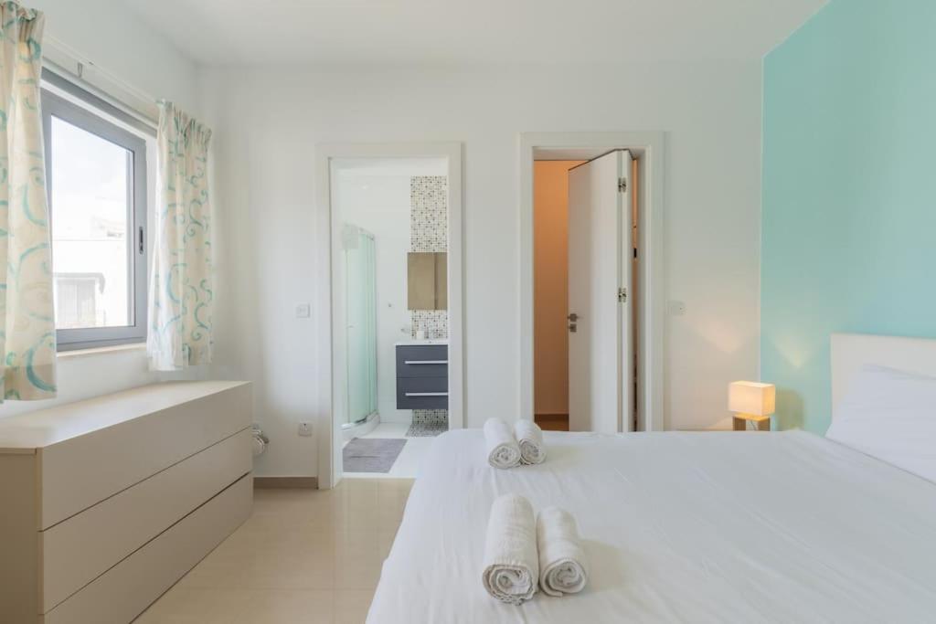 St Julians apartment-Hosted by Sweetstay photo 4
