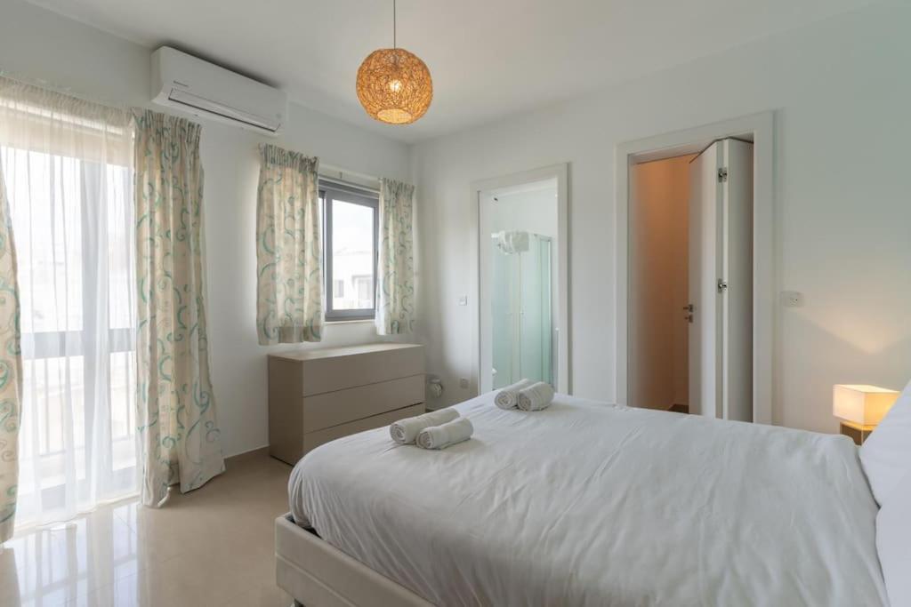 St Julians apartment-Hosted by Sweetstay photo 3