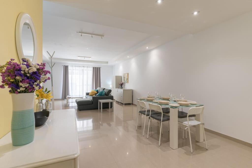 St Julians apartment-Hosted by Sweetstay photo 2