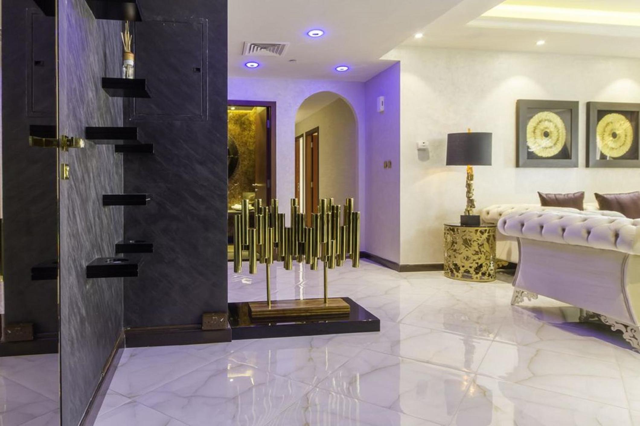 Luxury 3BD APT ST