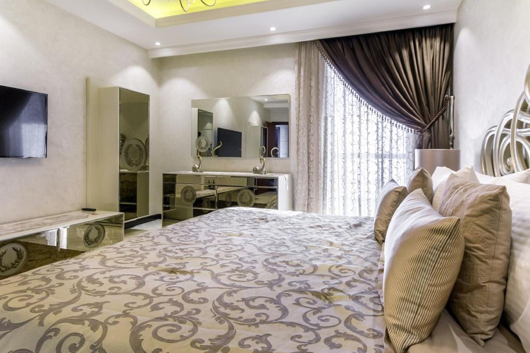 Luxury 3BD APT ST
