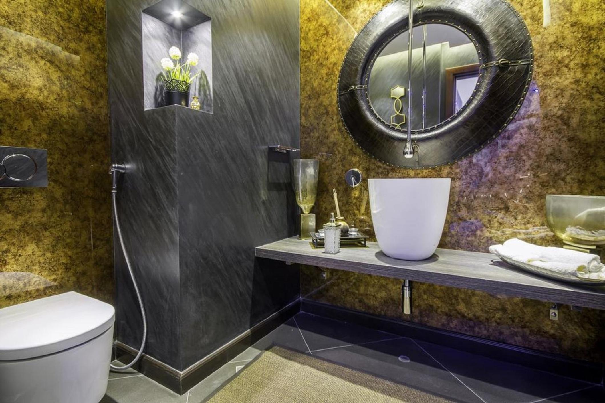 Luxury 3BD APT ST