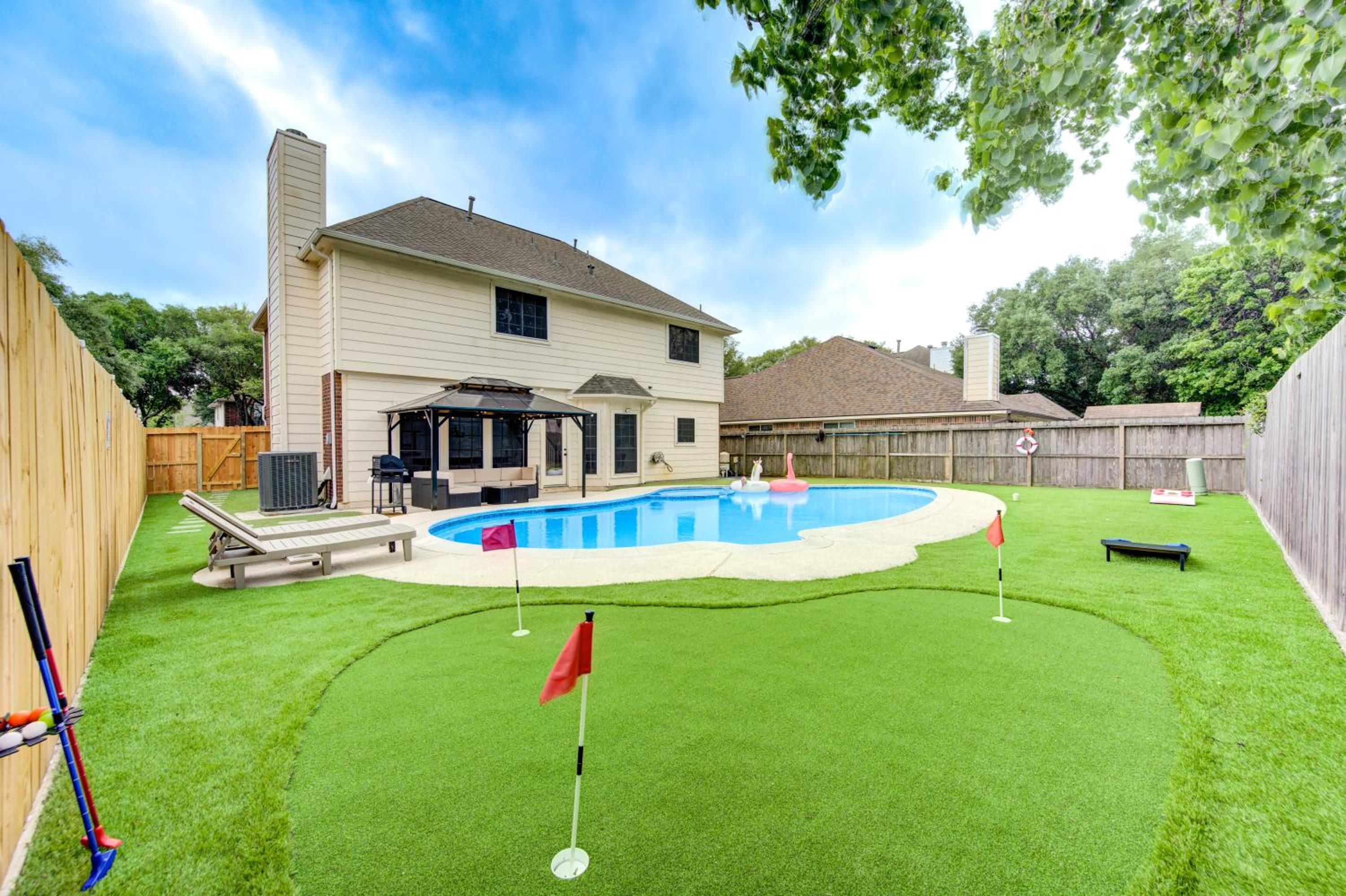 Amazing Getaway Home - 4 Bedrooms 2,5 Baths - West Houston, Katy, Richmond - Huge Pool, Mini-Golf, PingPong, Billards, BBQ, Katy Asian Town, Typhoon Waterp
