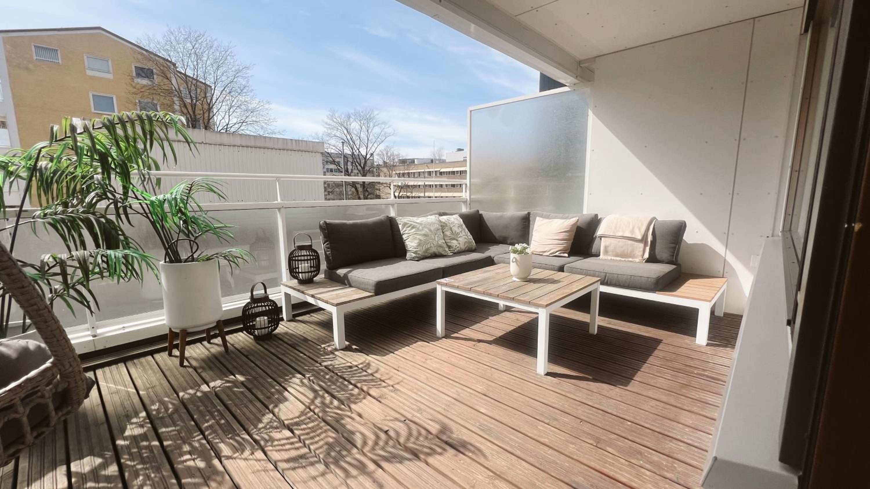 Riverside Studio with Terrace and Free Parking