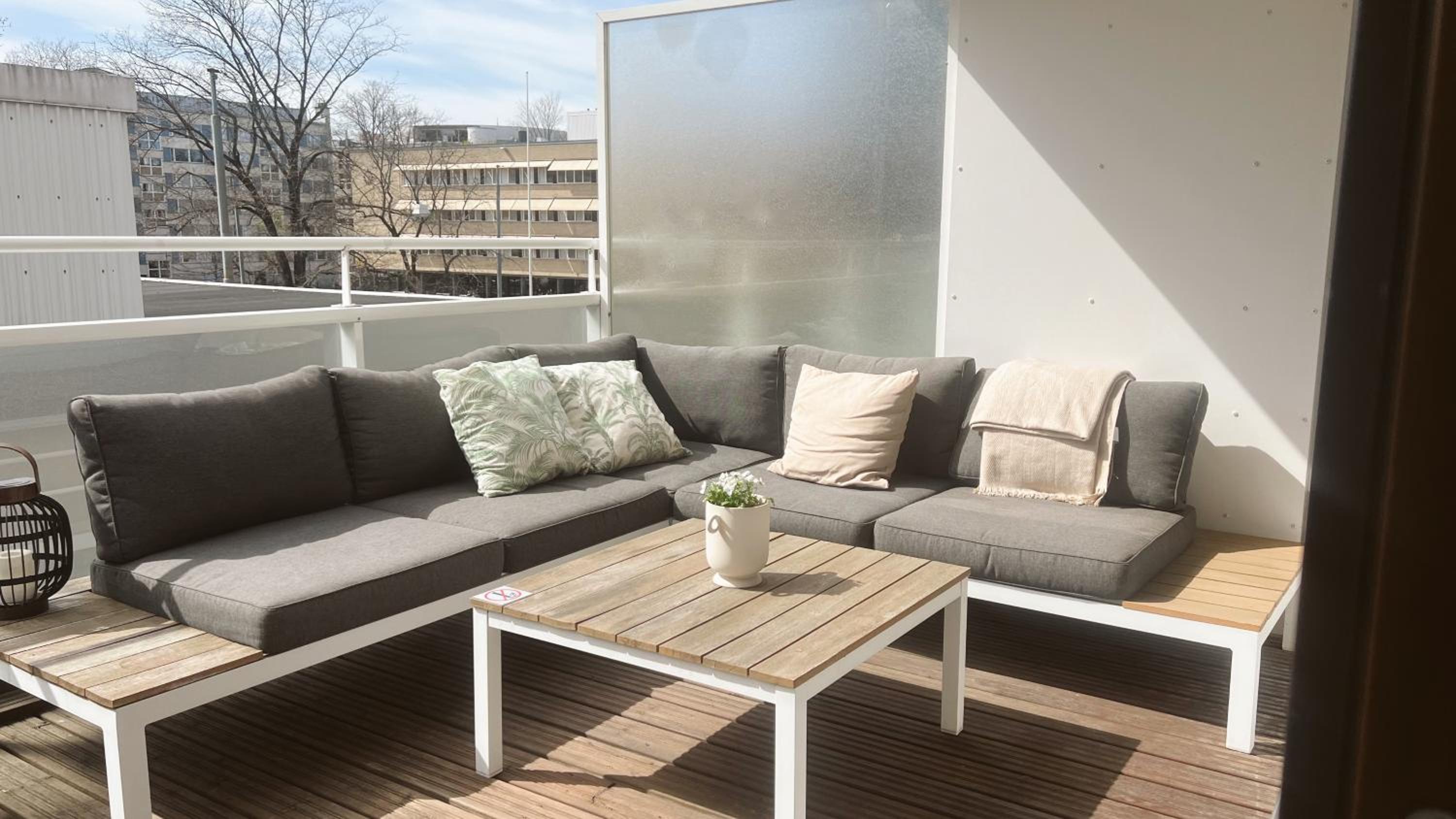 Riverside Studio with Terrace and Free Parking