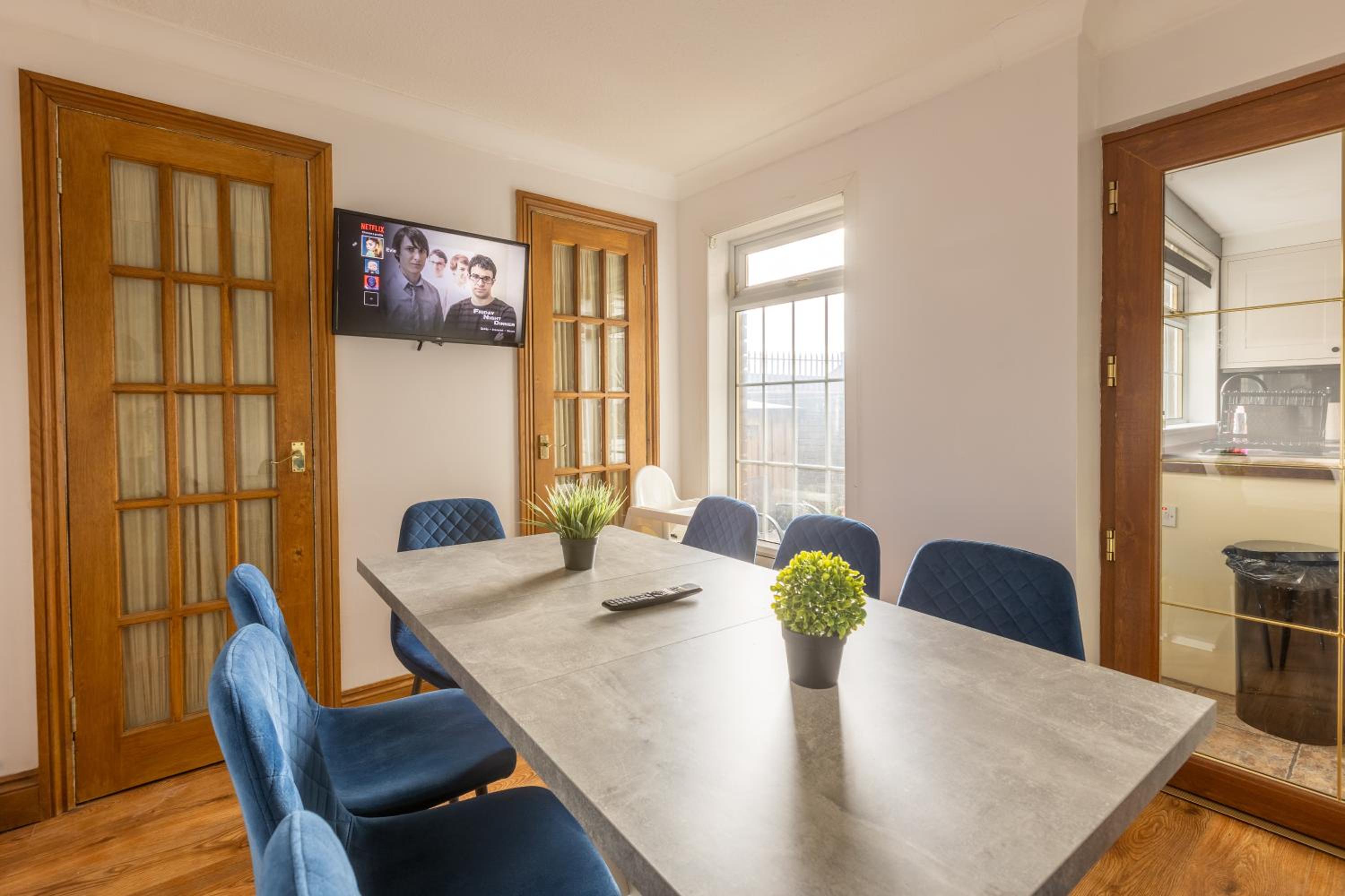 Ideal 3 Bed Home In Glasgow City With Free Parking