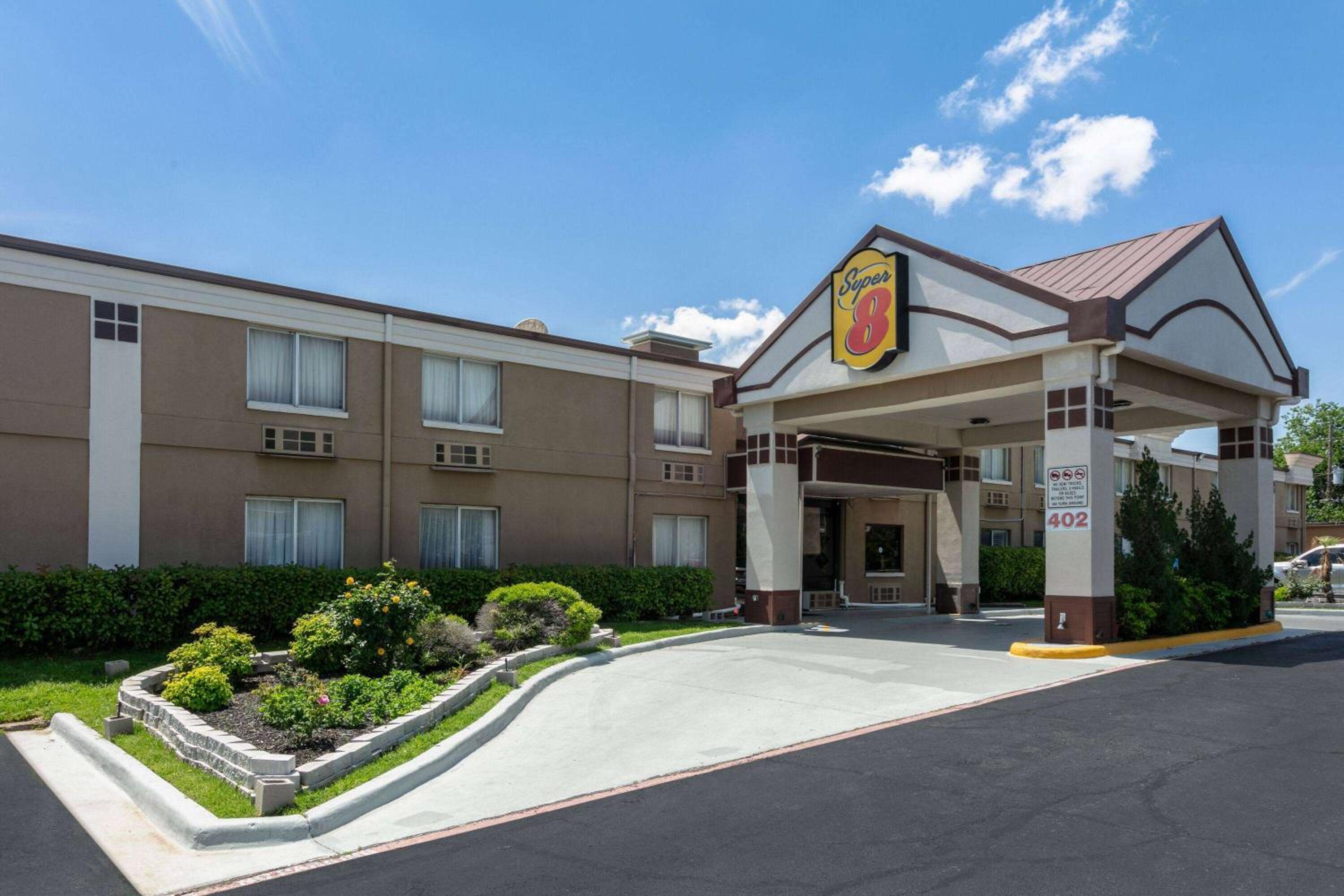 Hotel Super 8 by Wyndham Grand Prairie North